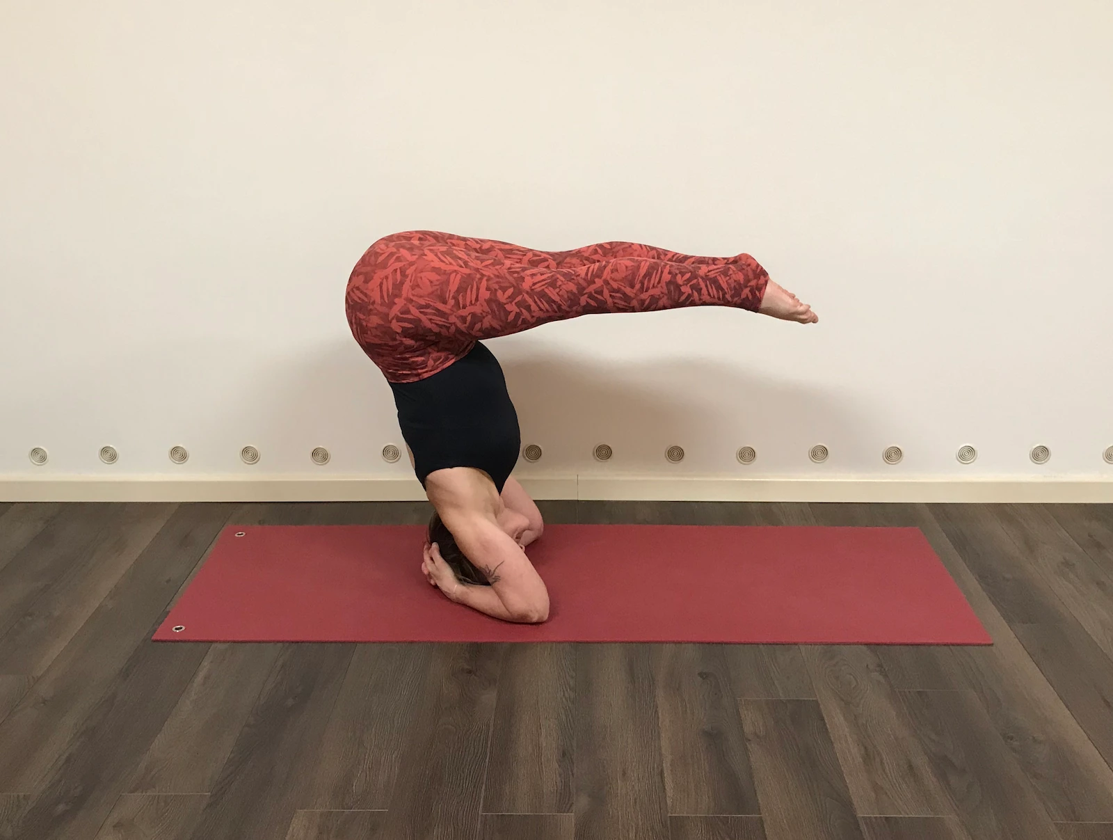 Ashla jóga stúdió, Várkonyi Andrea jóga oktató, jóga póz bemutatása